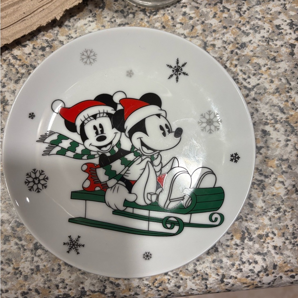 Disney Holiday Plate with Mickey and Minnie in Red and Green